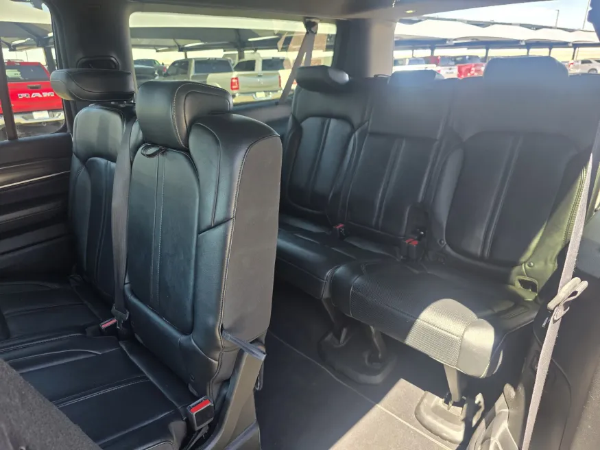 2023 Jeep Wagoneer L Series II | Photo 15 of 33