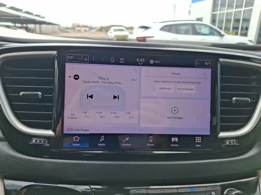 2023 Chrysler Pacifica Touring L | Photo 19 of 23