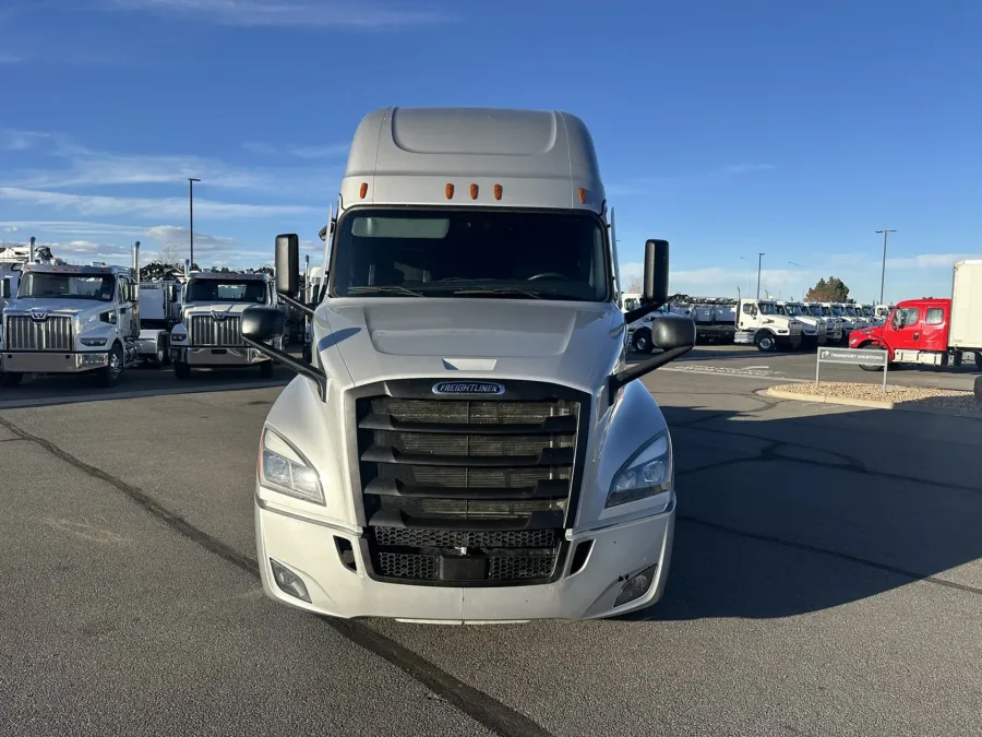 2023 Freightliner Cascadia | Photo 2 of 21