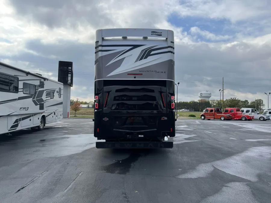 2026 Newmar Mountain Aire 4118 | Photo 6 of 6