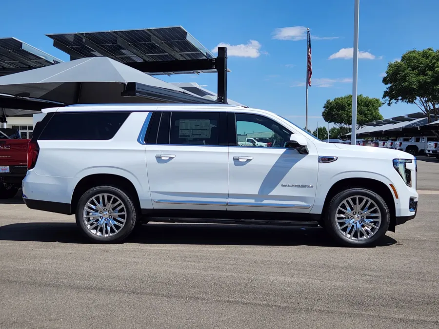 2025 GMC Yukon XL Elevation | Photo 1 of 33