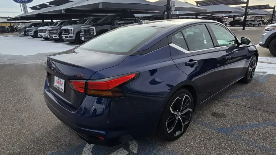 2024 Nissan Altima | Photo 5 of 26