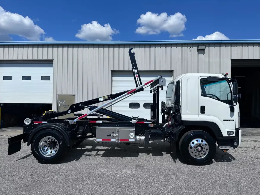 2025 Isuzu FTR | Photo 2 of 9