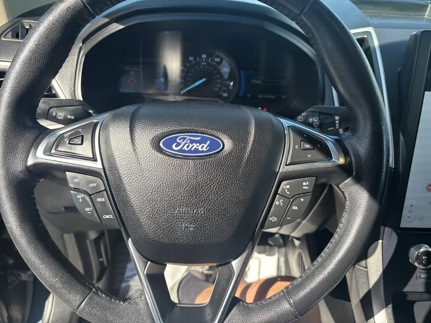 2022 Ford Edge SEL | Photo 17 of 19