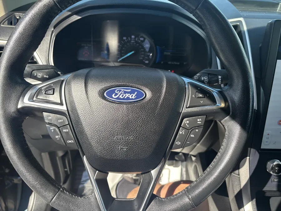 2022 Ford Edge SEL | Photo 17 of 19