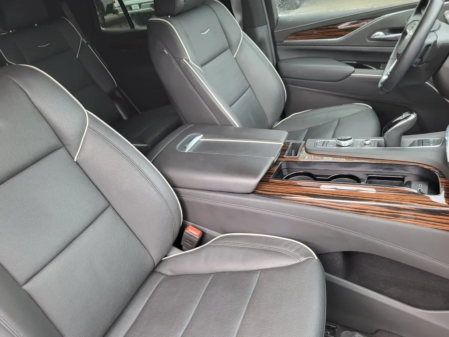 2024 Cadillac Escalade 4WD Premium Luxury | Photo 12 of 33