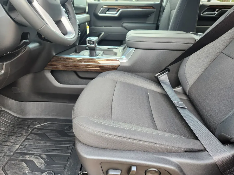 2025 GMC Sierra 1500 Elevation | Photo 8 of 29