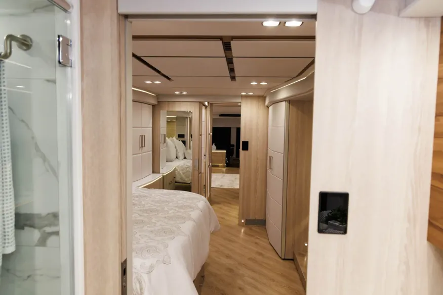 2026 Emerald Luxury Coaches Prevost H3-45 Quad Slide | Photo 14 of 34