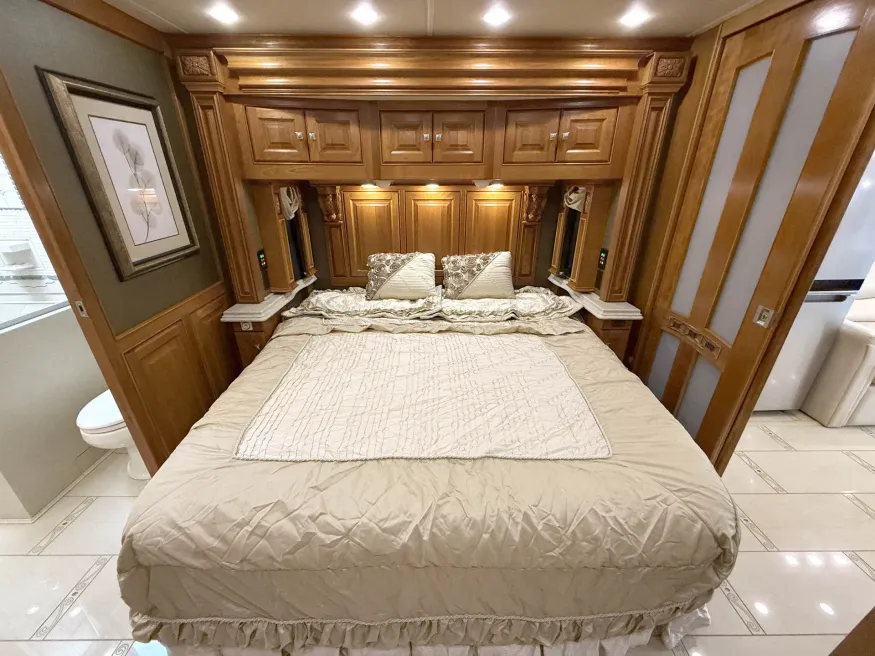 2013 Tiffin Zephyr | Photo 16 of 32