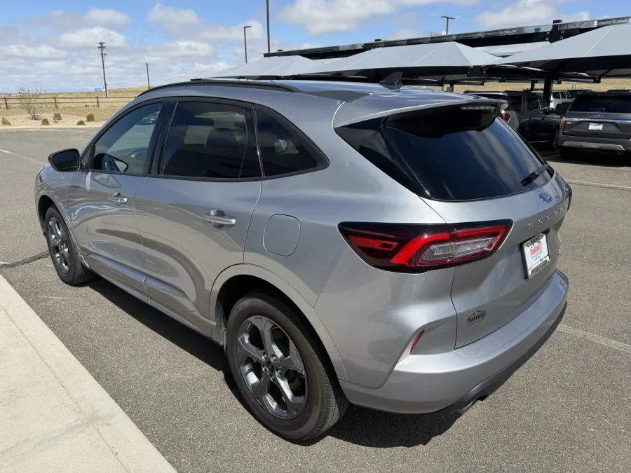 2024 Ford Escape ST-Line | Photo 5 of 24