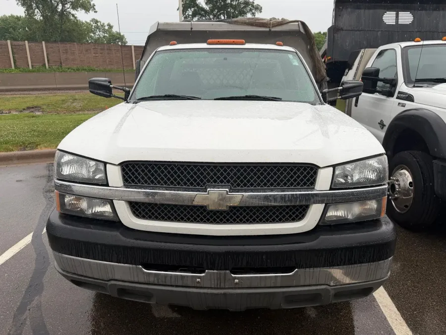2004 Chevrolet Silverado 3500 Base | Photo 2 of 2
