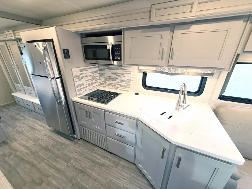 2023 Thor Magnitude SV34 | Photo 10 of 26