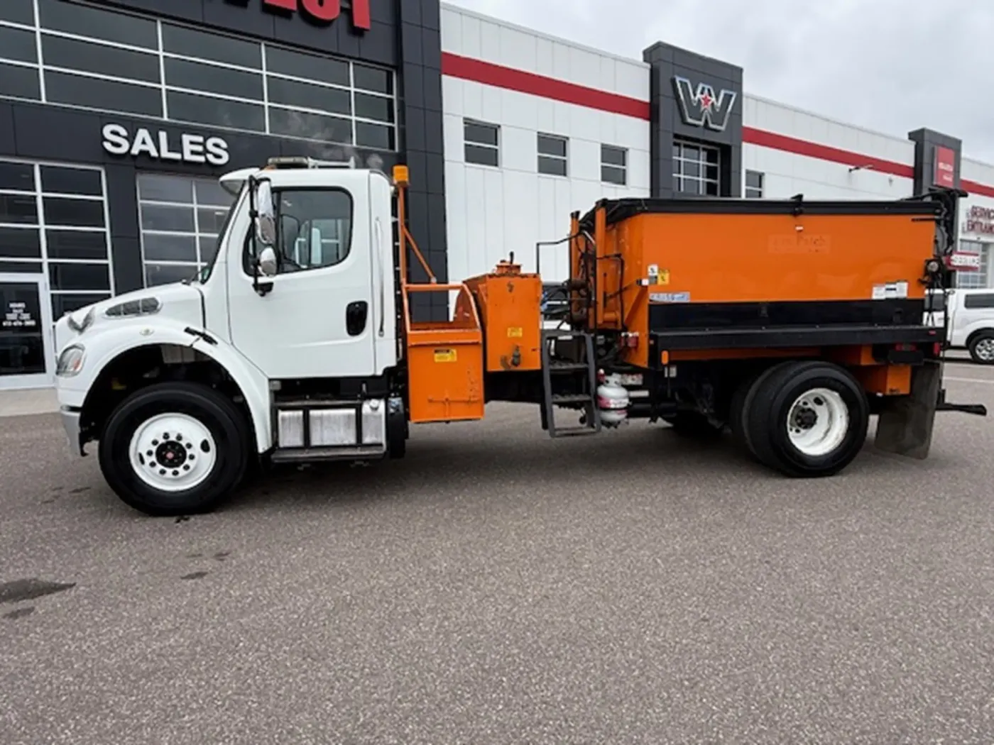 2013 Freightliner M2 106 | Photo 3 of 13