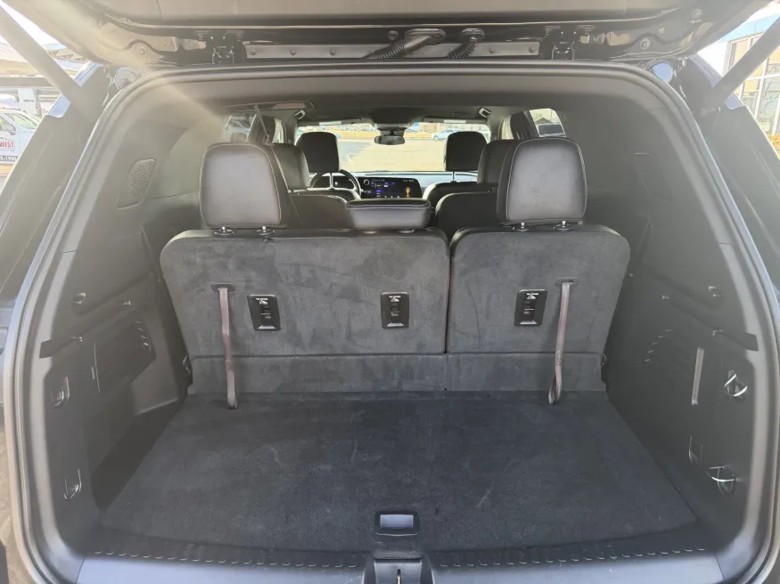 2025 Chevrolet Traverse AWD LT | Photo 9 of 22