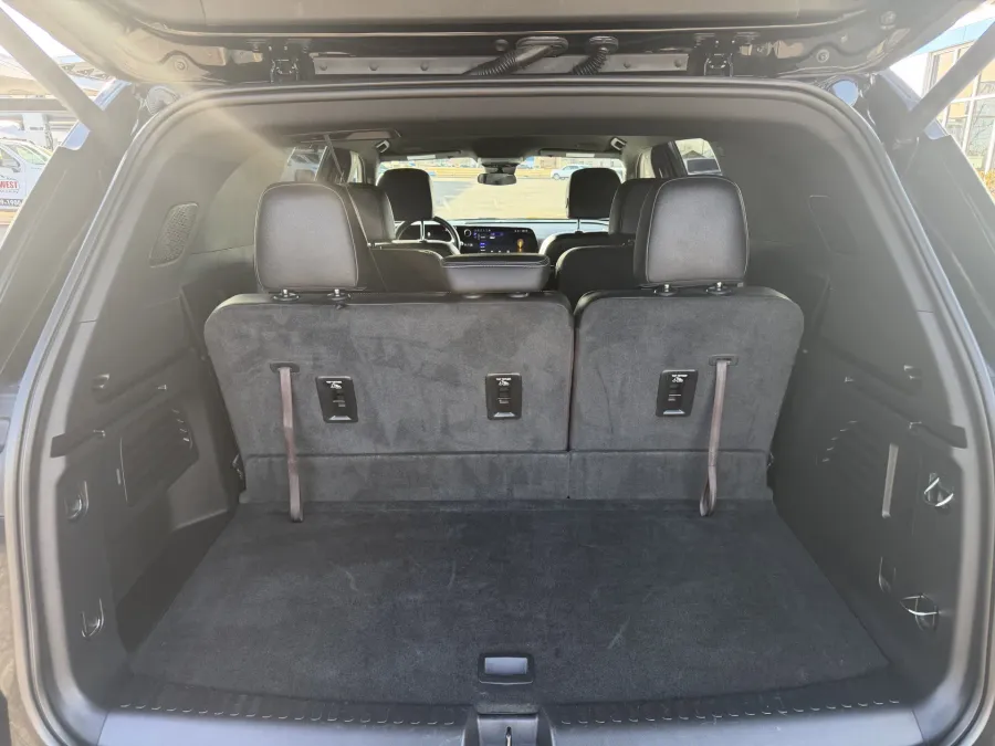 2025 Chevrolet Traverse AWD LT | Photo 9 of 22