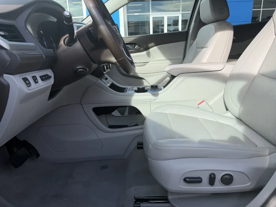 2023 GMC Acadia SLT | Photo 17 of 24