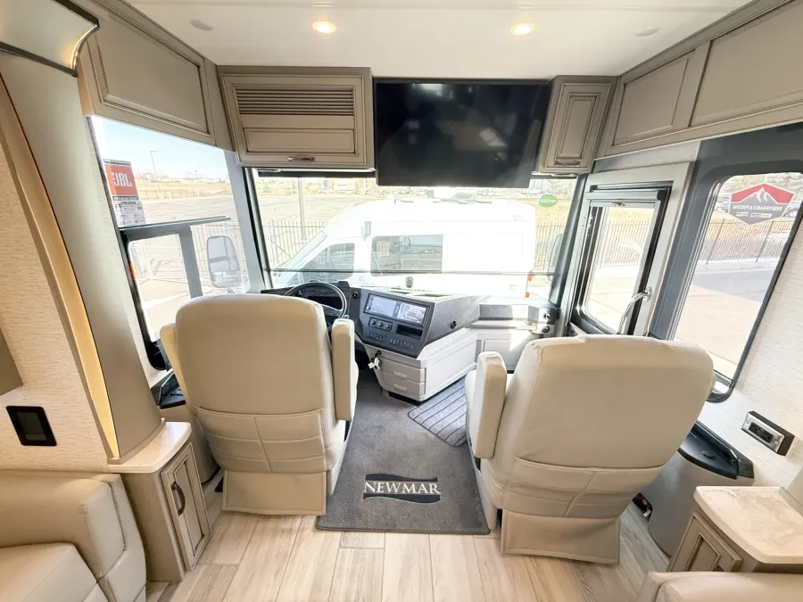 2025 Newmar Dutch Star 4369 | Photo 6 of 33