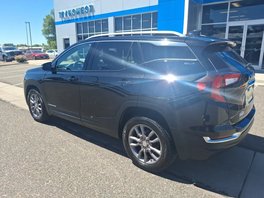 2024 GMC Terrain SLT | Photo 2 of 20