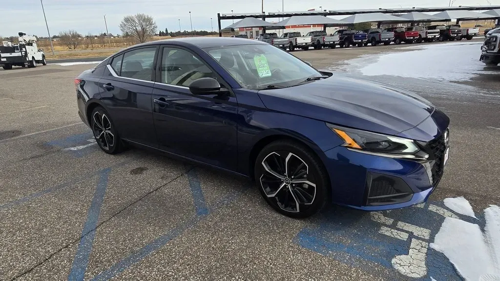 2024 Nissan Altima | Photo 3 of 26