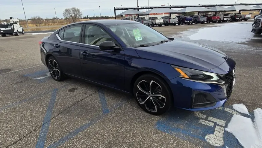 2024 Nissan Altima | Photo 3 of 26