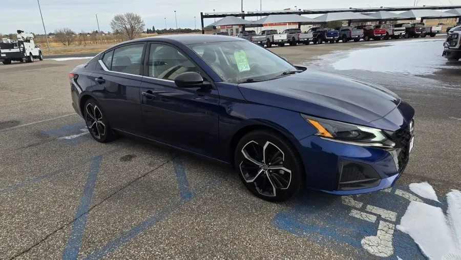 2024 Nissan Altima | Photo 3 of 26