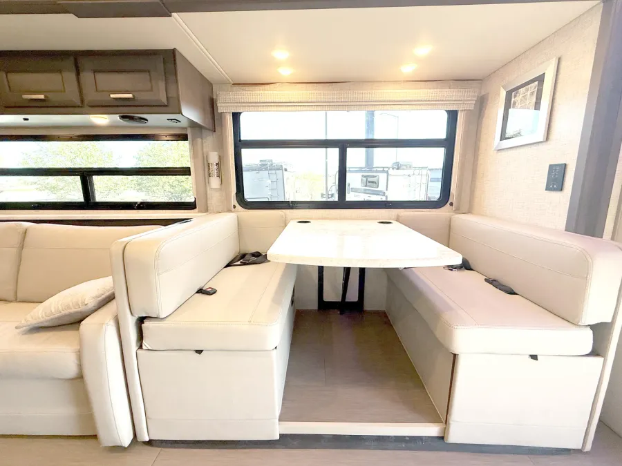 2023 Thor Inception 38MX | Photo 7 of 29