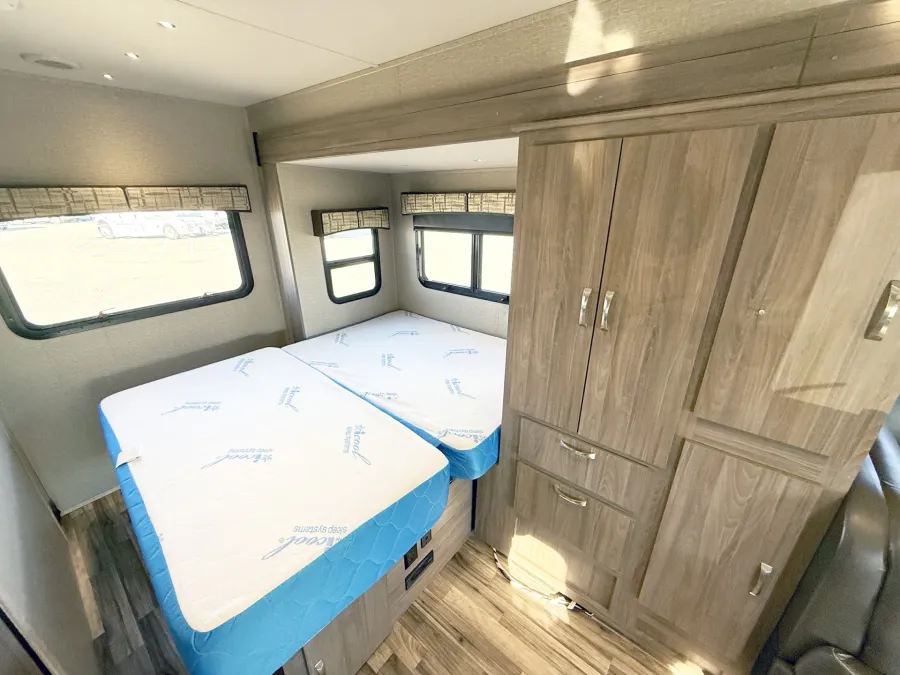 2016 Dynamax Isata 3 24FWM | Photo 10 of 22