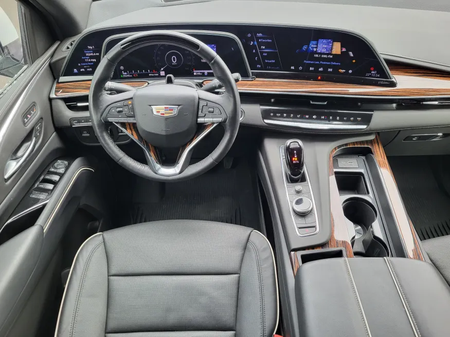 2024 Cadillac Escalade 4WD Premium Luxury | Photo 24 of 33