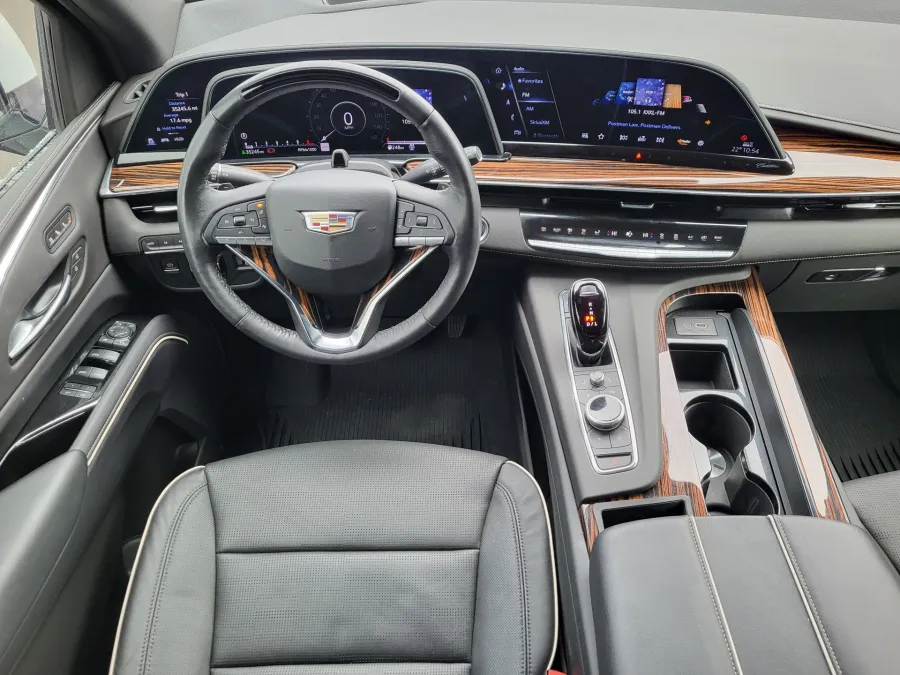 2024 Cadillac Escalade 4WD Premium Luxury | Photo 24 of 33