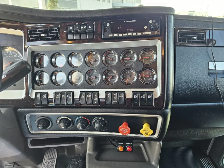 2025 Kenworth W900 | Photo 12 of 21