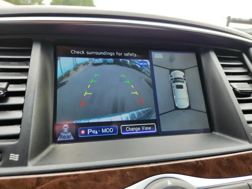 2017 Infiniti QX80 | Photo 31 of 33