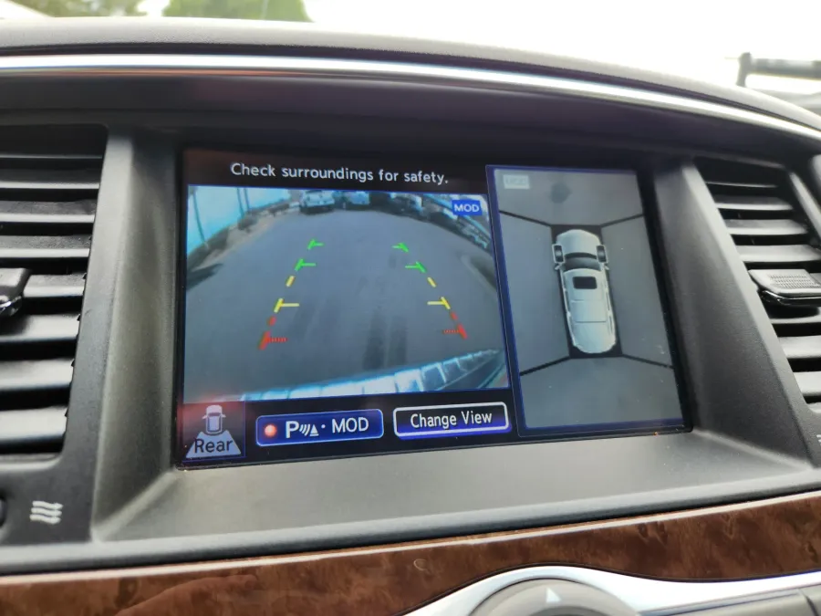 2017 Infiniti QX80 | Photo 31 of 33