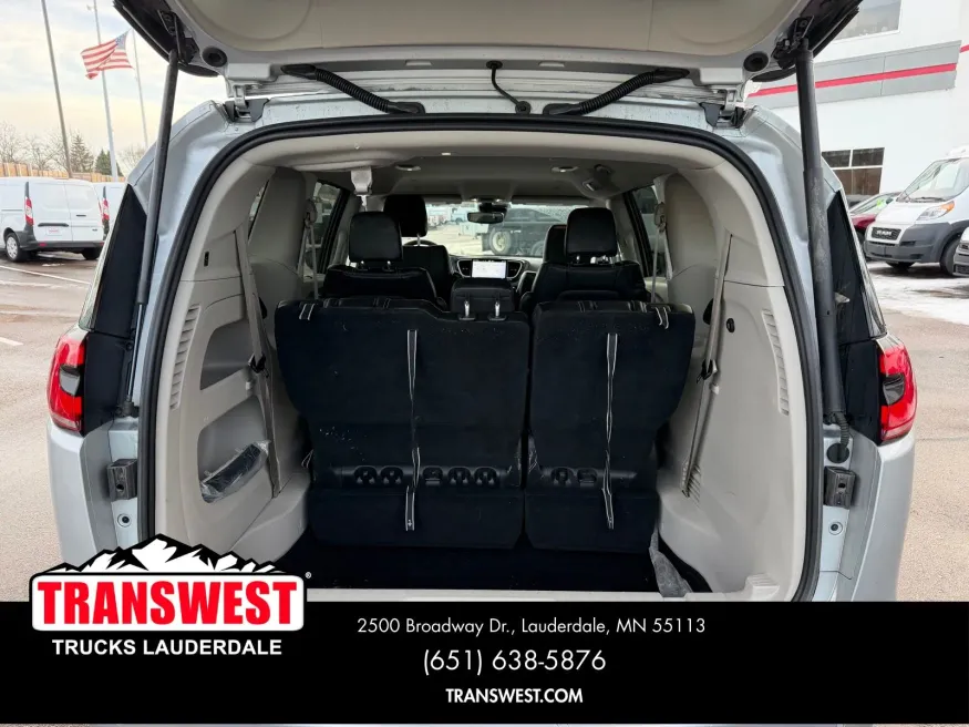 2024 Chrysler Pacifica Touring L | Photo 17 of 24