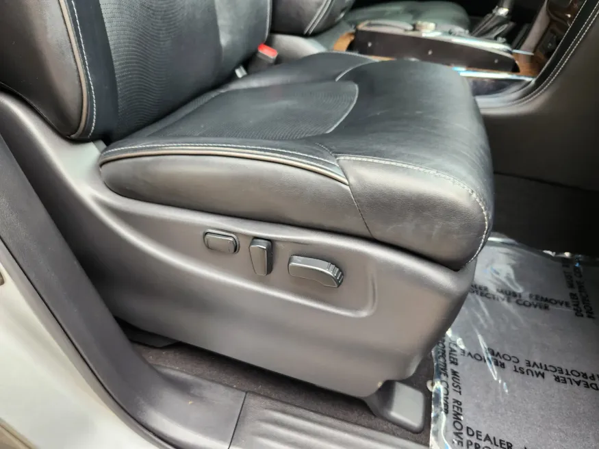 2017 Infiniti QX80 | Photo 19 of 33