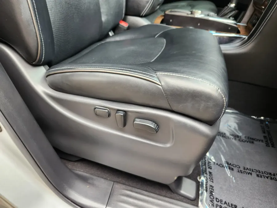 2017 Infiniti QX80 | Photo 19 of 33