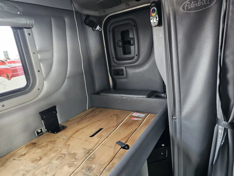 2020 Peterbilt 389 | Photo 30 of 34