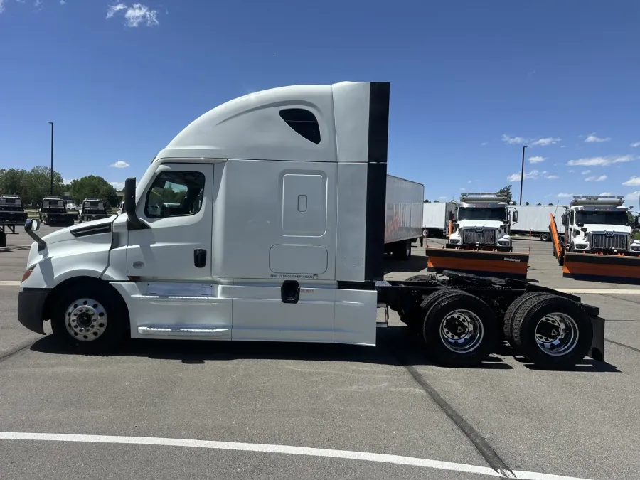 2022 Freightliner Cascadia 126 | Photo 8 of 24