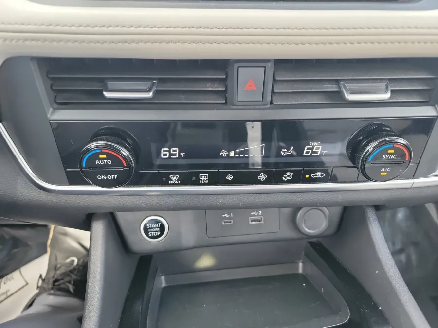 2023 Nissan Rogue SV | Photo 13 of 17