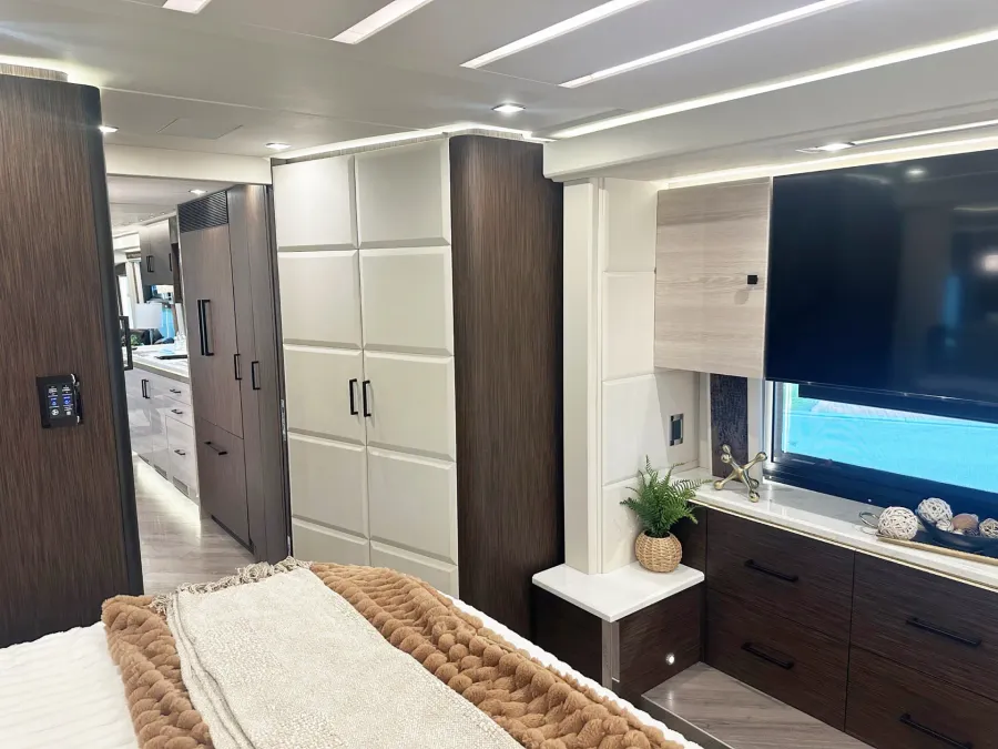 2023 Emerald Luxury Coaches Prevost H3-45 Triple Slide | Photo 29 of 41