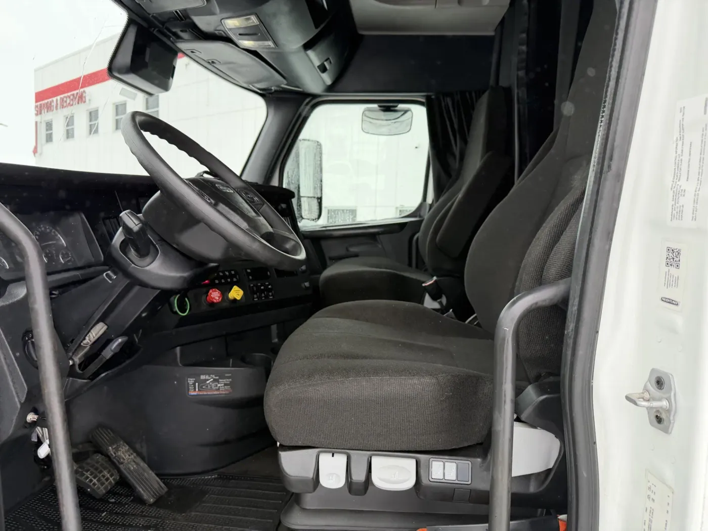 2024 Freightliner Cascadia | Photo 5 of 9