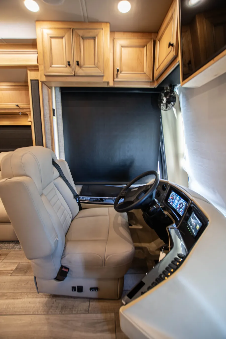 2023 Tiffin Phaeton 37BH | Photo 10 of 28