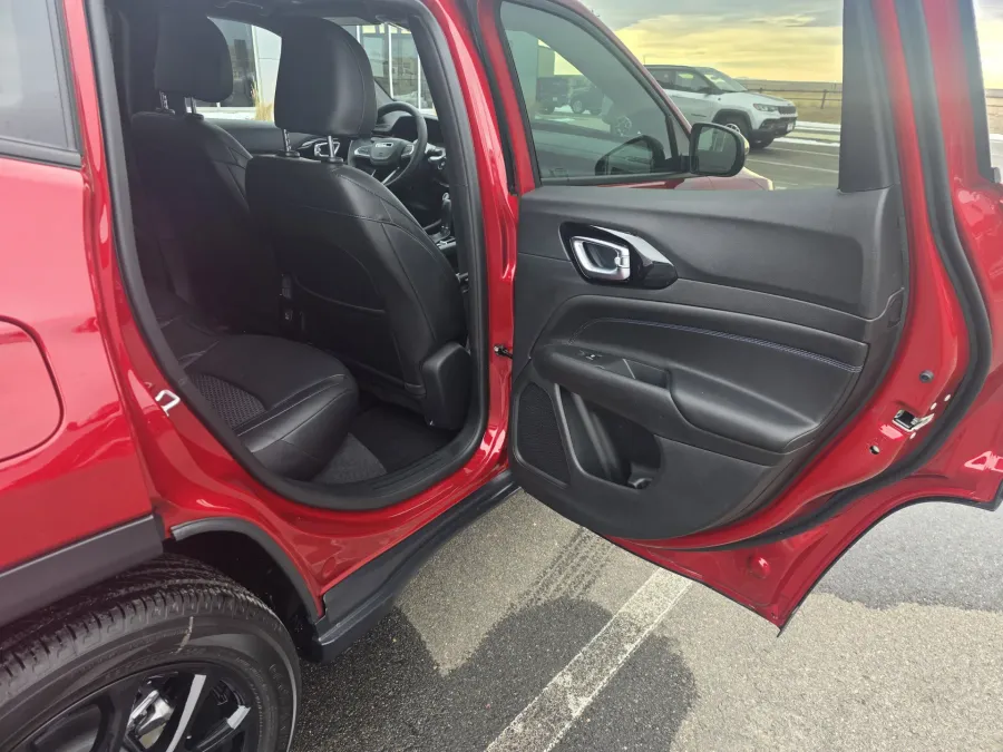 2026 Jeep Compass Latitude Altitude | Photo 13 of 24