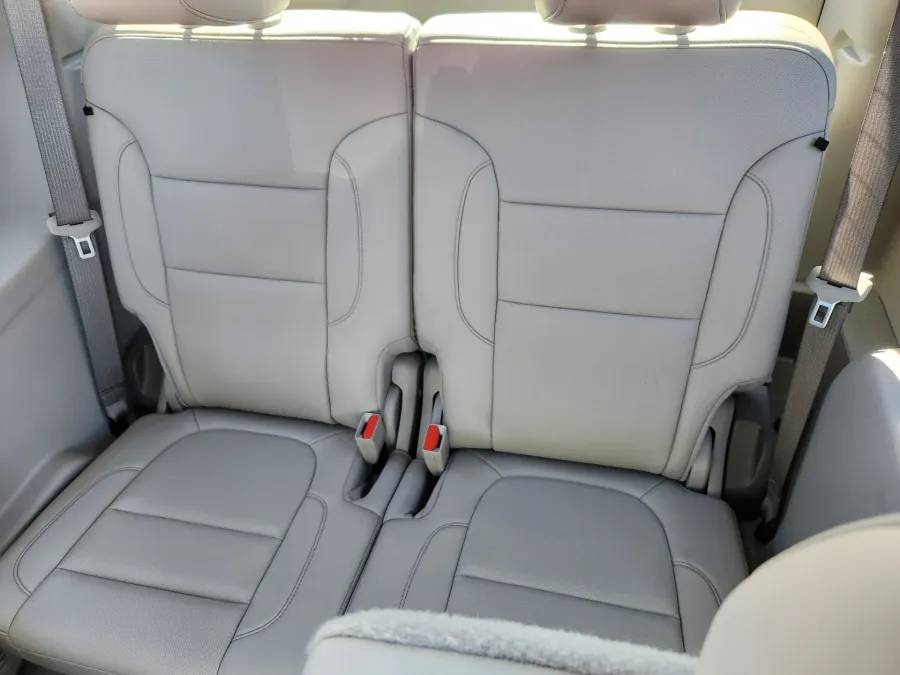 2021 GMC Acadia SLT | Photo 11 of 29