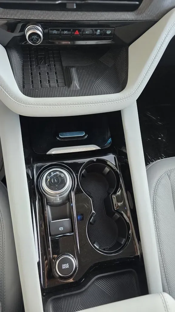 2025 Ford Explorer | Photo 26 of 35