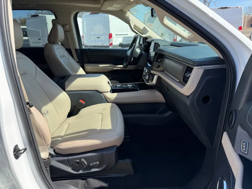 2024 Ford Expedition Limited | Photo 8 of 22