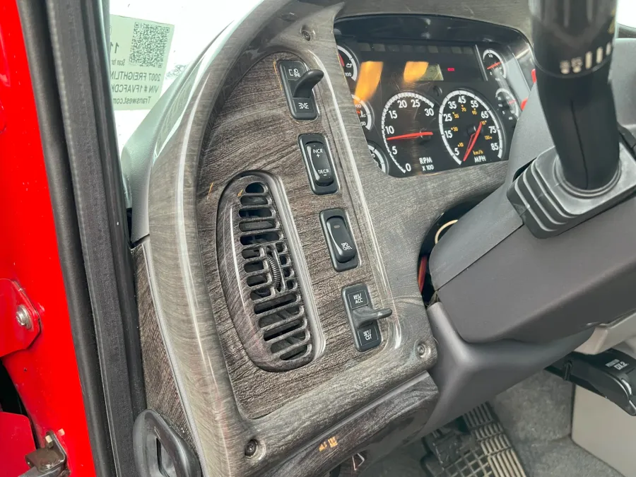 2007 Freightliner M2 106 | Photo 23 of 40