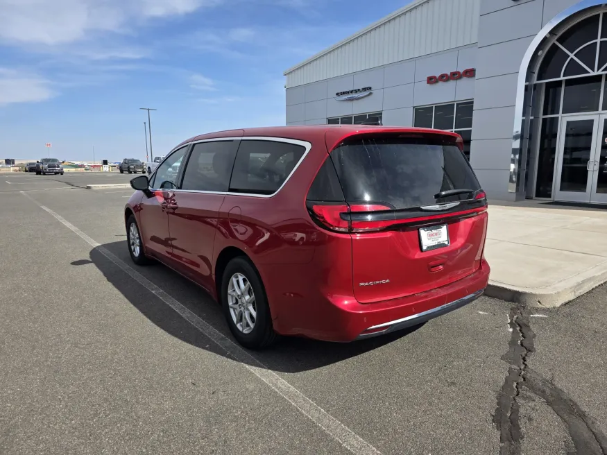 2025 Chrysler Pacifica Select | Photo 7 of 30
