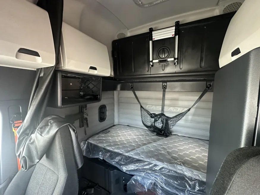 2020 Freightliner Cascadia | Photo 12 of 16