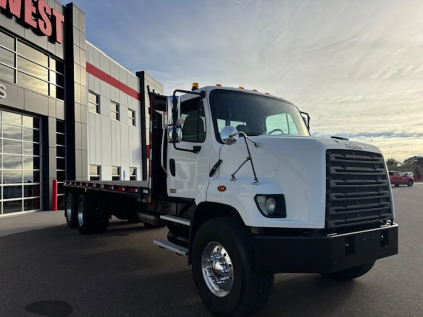 2013 Freightliner 108SD | Photo 3 of 13