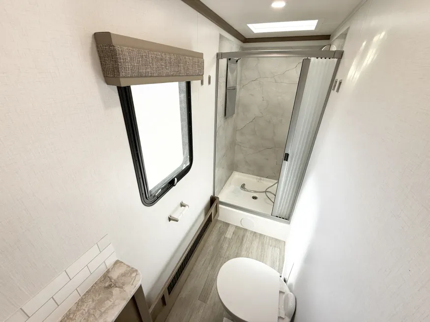 2025 Dynamax Isata 30FW | Photo 12 of 25